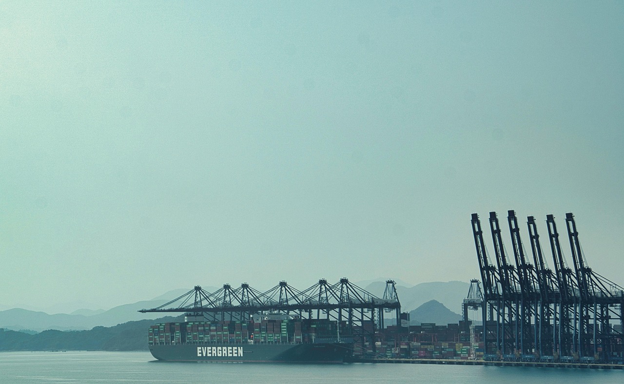 Ship, port, cranes — Run MT4 on macOS and Access Charts, Alerts, and Trade Controls